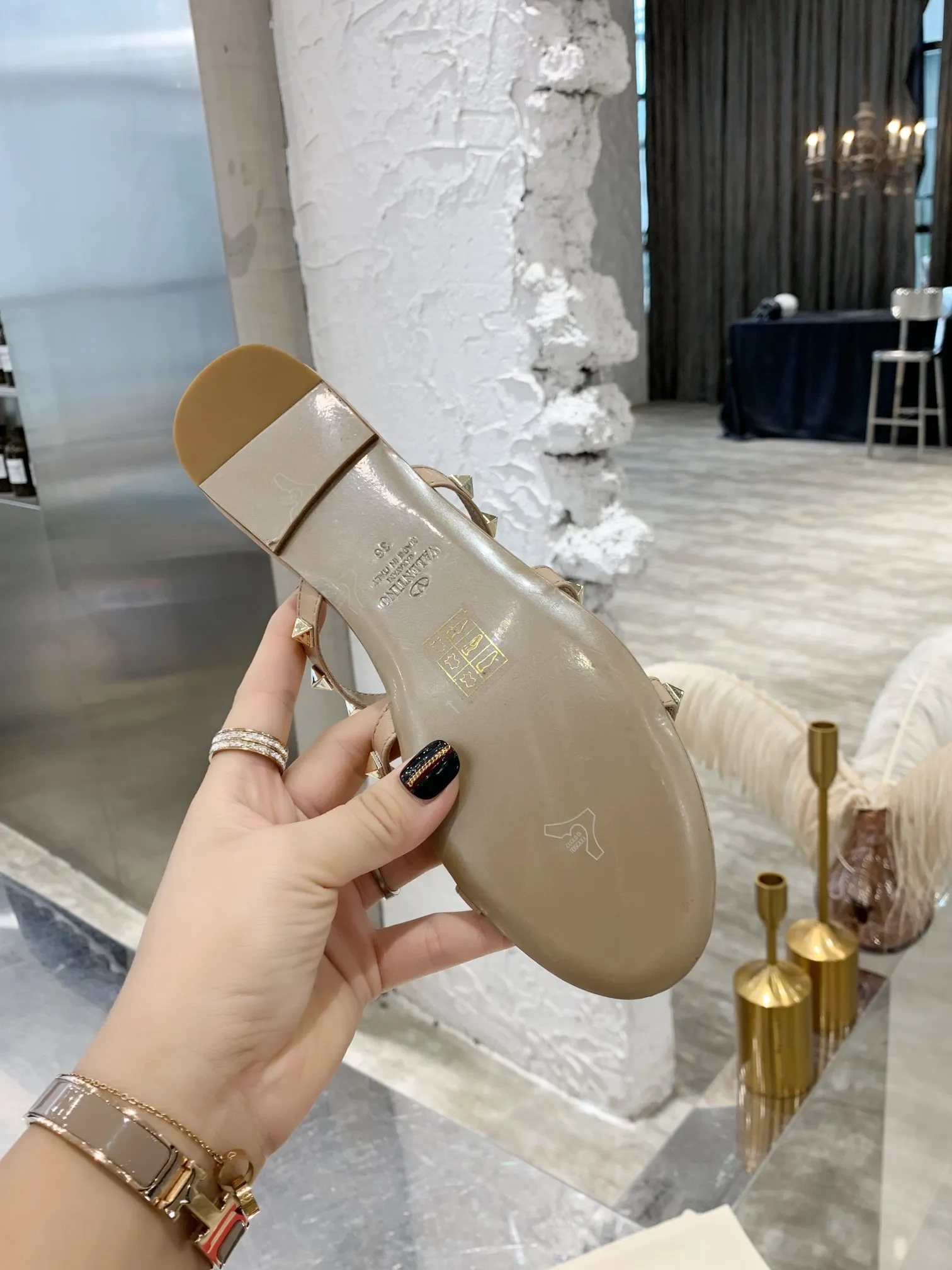 👟👟Ex-factory price 380👟👟 Women's shoes, women's clothing, Valentino studded classic sandals ✔️Mixed-breed sheepskin upper ✔️Mixed-breed sheepskin lining and foot pads ✔️Italian cowhide outsole texture is clear and consistent with the counter ✔️Size 35-40 (34, 41, can be customized and not returned)